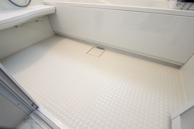 【ずぼらさん必見】ほぼ放置するだけ！お風呂の床のつけ置き掃除術を徹底解説