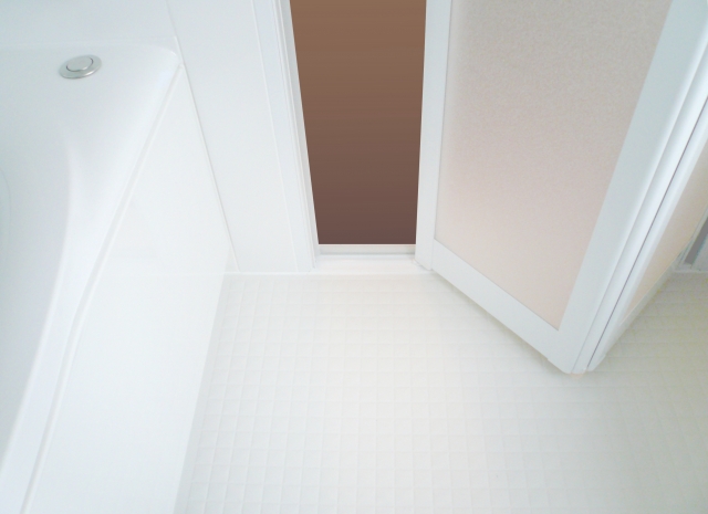 お風呂ドアの黒ずみを一掃！ドアは外す＆溝を埋めるで一気にキレイに！？