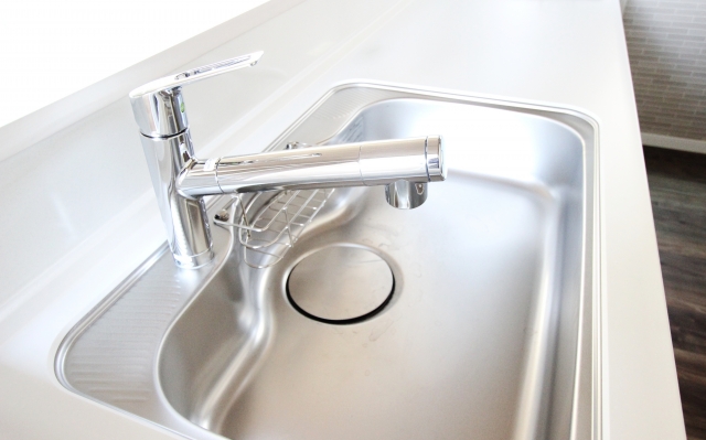 ウタマロや重曹でピカピカ！身近な洗剤でキッチンシンクをリセットする裏技3選