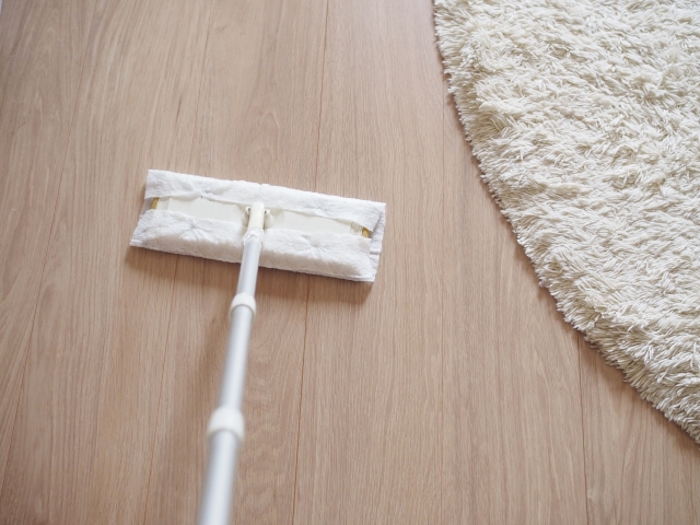 安全・コスパ・汚れ落ちで選ぶ！フローリング拭き掃除方法4選